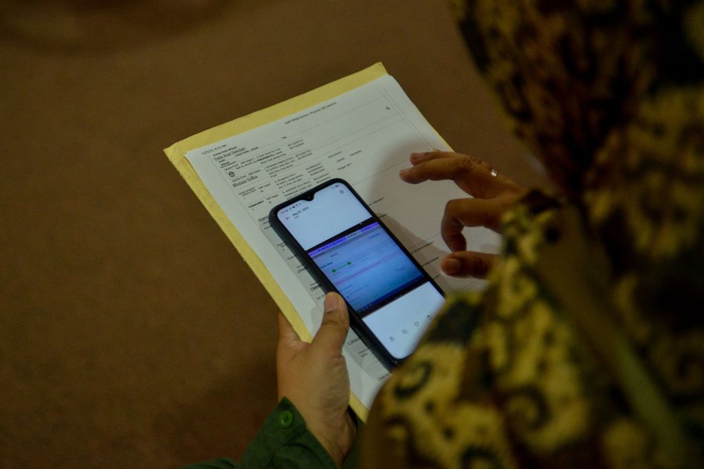 Orangtua calon siswa membawa berkas pendaftaran Penerimaan Peserta Didik Baru (PPDB) saat mengantre di posko PPDB DKI Jakarta Barat di SMAN 78 Palmerah, Jakarta, Kamis (25/5/2023). 