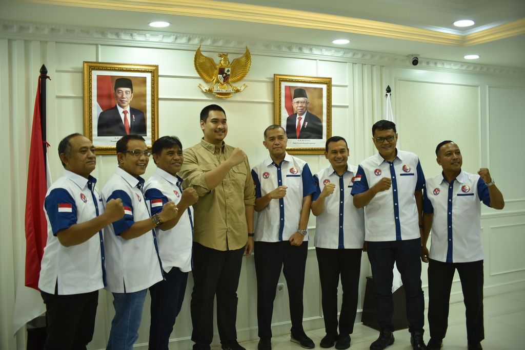 Menteri Pemuda dan Olahraga Dito Ariotedjo (kiri keempat) berfoto dengan pengurus Asosiasi Pembina Sepak Bola Usia Muda Seluruh Indonesia (APSUMSI) usai audiensi di Kantor Kemenpora, Jakarta, Selasa (11/4/2023). 