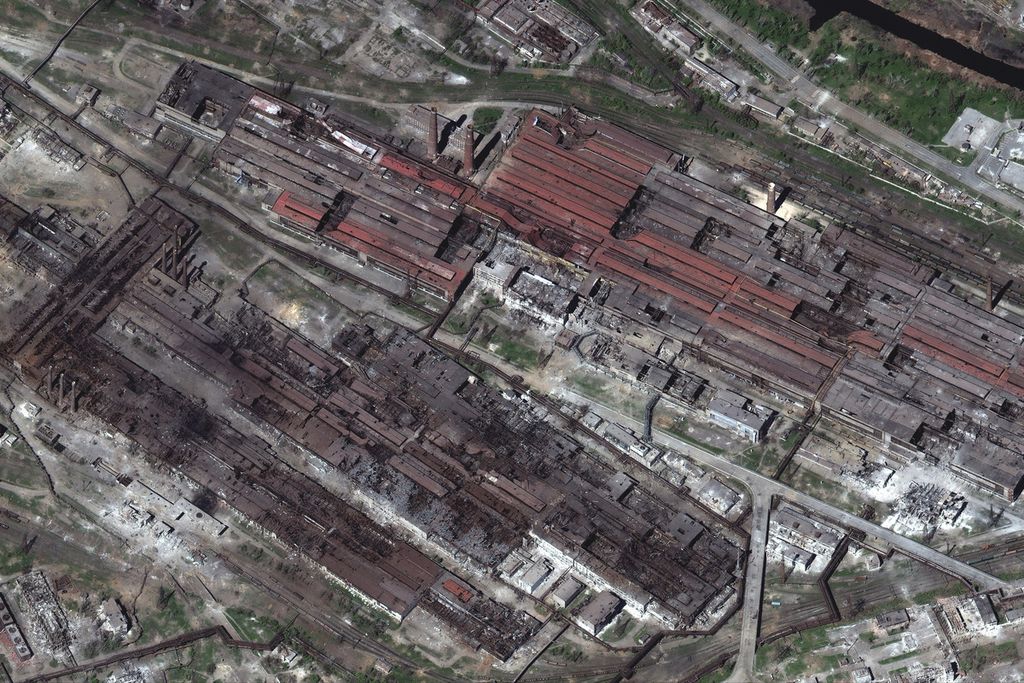 Dalam citra satelit pada 29 April 2022 ini terlihat sebagian bangunan dalam kompleks pabrik baja Azovstal di Mariupol, Ukraina. Kompleks itu satu-satunya bagian Mariupol yang belum direbut Rusia sampai Senin (16/5/2022). Pada Senin malam, Presiden Ukraina Volodymyr Zelenskyy mengumumkan upaya mempertahankan pabrik itu diakhiri. 