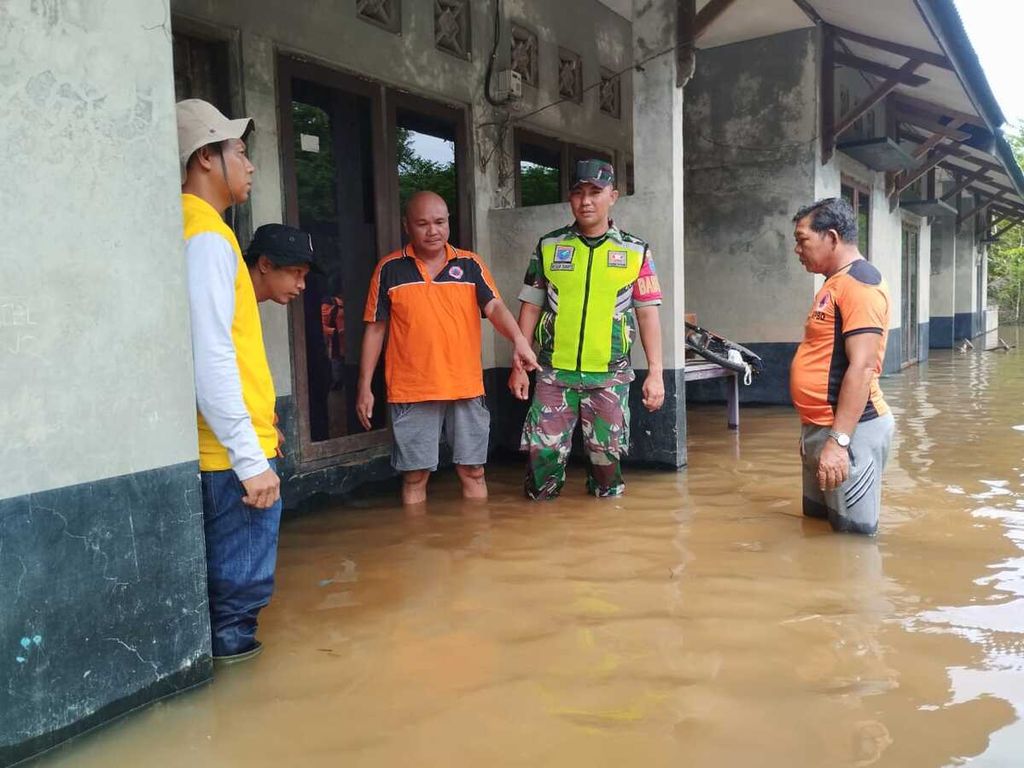Petugas Badan Penanggulangan Bencana Daerah (BPBD) Kabupaten Lamandau mendata warga di Desa Sungai Mentawa, Kabupaten Lamandau, yang terdampak banjir, Senin (8/1/2024). Setidaknya 23 desa dan kelurahan terdampak banjir di Kalimantan Tengah. 
