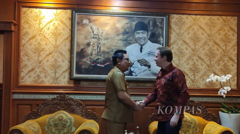 Wakil Duta Besar Inggris untuk Indonesia dan Timor Leste Matt Downing (kanan) bersalaman dengan Wakil Wali Kota Denpasar I Kadek Agus Arya Wibawa (kiri) di Kantor Pemerintah Kota Denpasar, Senin (6/2/2023). 