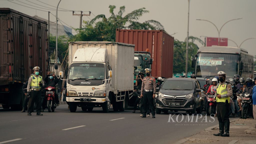 Polisi menghentikan lalu lintas saat Unit Traffic Accident Analysis Ditlantas Polda Metro Jaya melakukan olah tempat kejadian perkara kecelakaan maut truk di Halte SDN Kota Baru II dan III, Jalan Sultan Agung Km 28,5, Bekasi Barat, Kota Bekasi, Jawa Barat, Kamis (1/9/2022).  