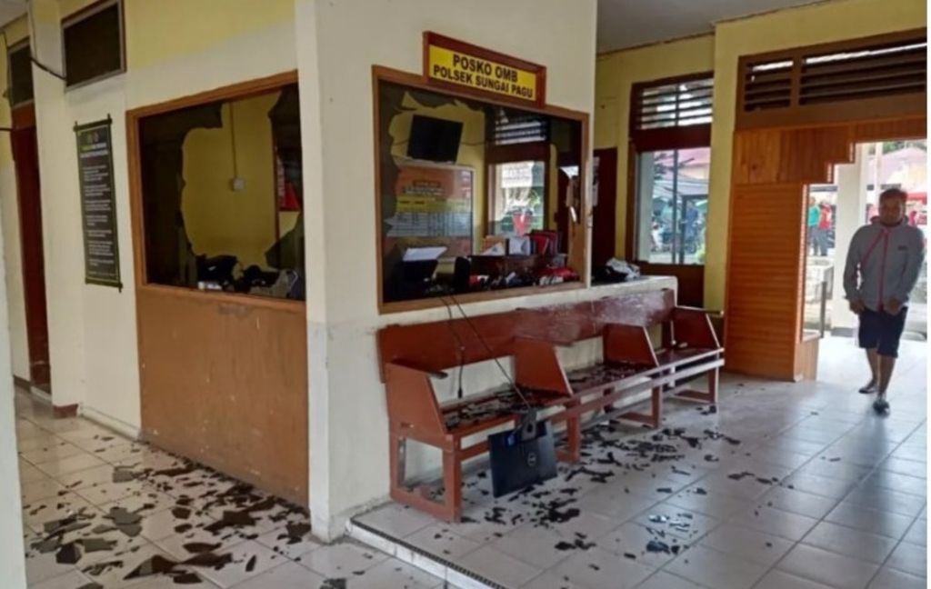 Kondisi kantor Polsek Sungai Pagu, Solok Selatan, Sumatera Barat, seusai diserang massa yang marah atas kematian Deki Susanto, Rabu (27/1/2021) sore.