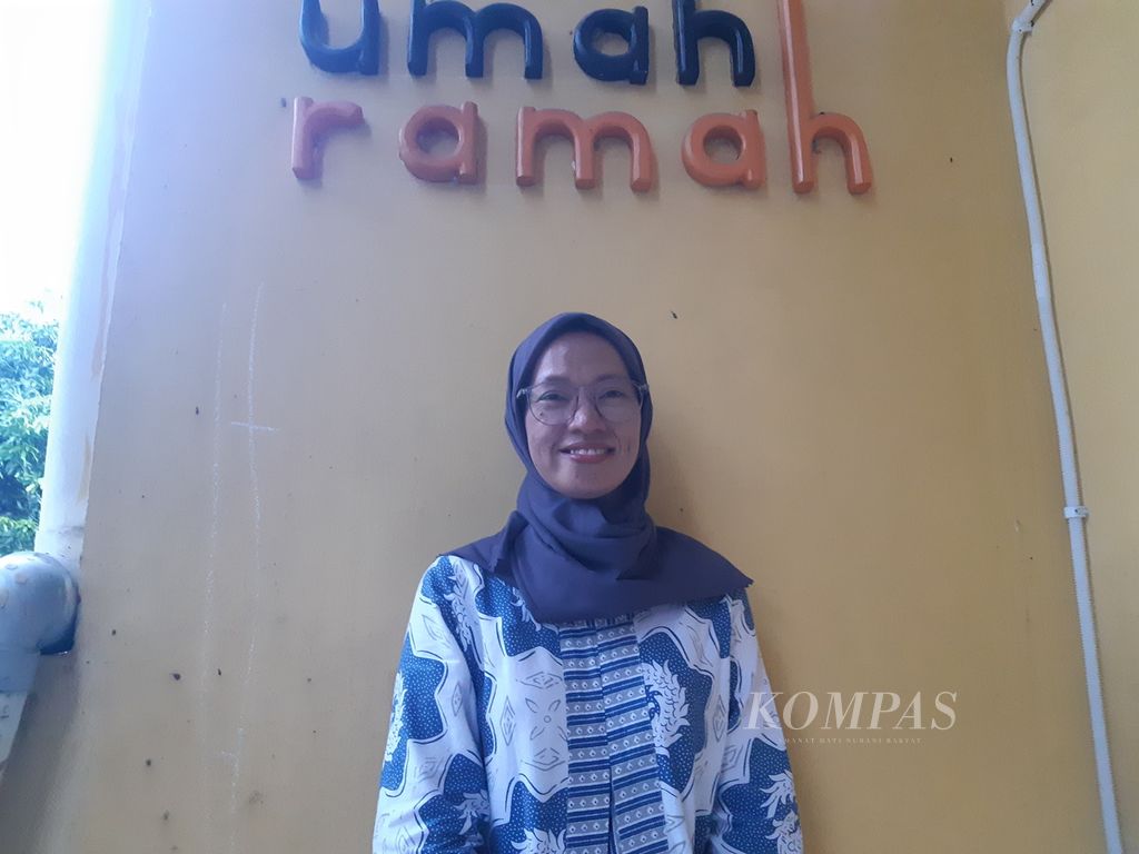 Asih Widyowati, salah satu pendiri Umahramah, saat diwawancarai di Kabupaten Cirebon, Jawa Barat, Rabu (11/1/2023). Umahramah merupakan lembaga yang fokus pada isu seksualitas, kesehatan reproduksi, dan kekerasan seksual.
