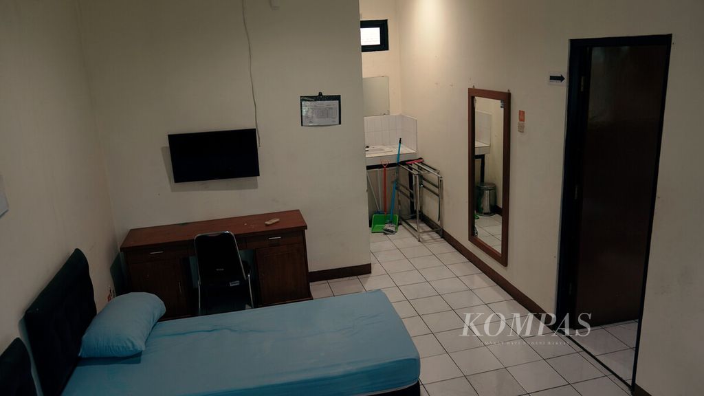 Kamar yang digunakan untuk isolasi mandiri pasien Covid-19 di Graha Wisata Taman Mini Indonesia Indah (TMII), Jakarta Timur, Sabtu (12/2/2022). 