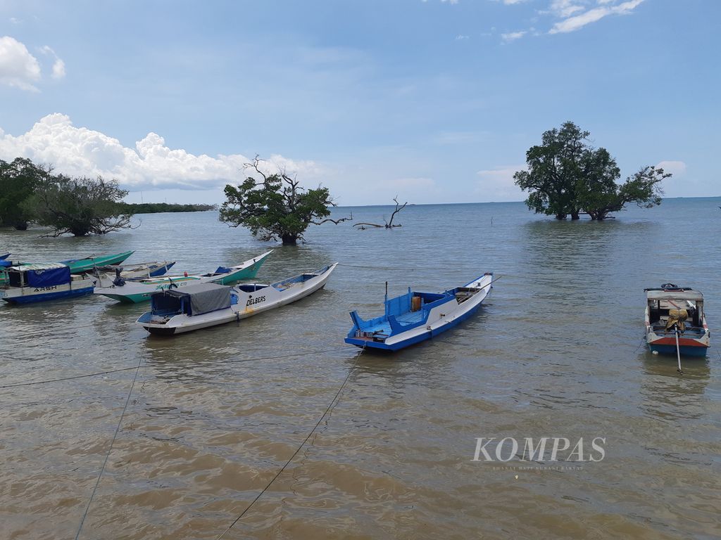 Perahu motor nelayan di pesisir Kelurahan Oesapa, Kota Kupang, Nusa Tenggara Timur, Selasa (15/11/2022). Perahu motor itu bisa menjangkau hingga perbatasan dengan perairan Australia.