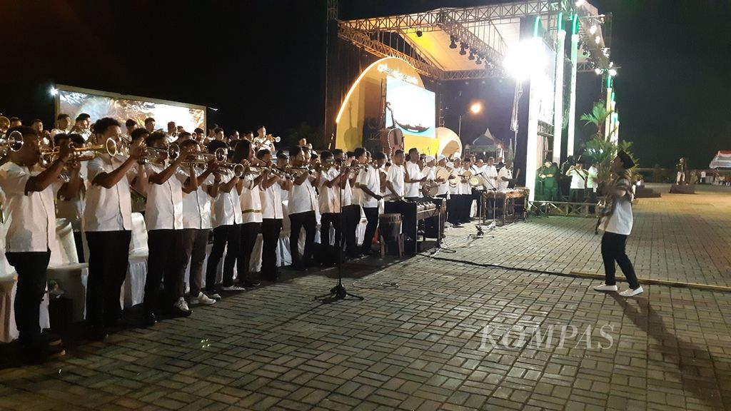 Paduan trompet gereja tampil dalam pembukaan Lomba Seni Qasidah Tingkat Nasional XXIV di Ambon, Maluku, pada Senin (25/11/2019) malam.