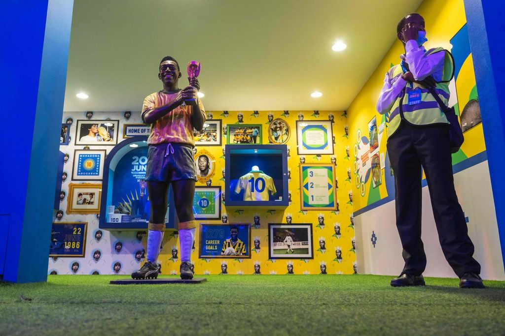 Seorang petugas keamanan berjaga di dekat patung legenda sepak bola Brasil Pele di Doha, Qatar, 6 Desember 2022. 