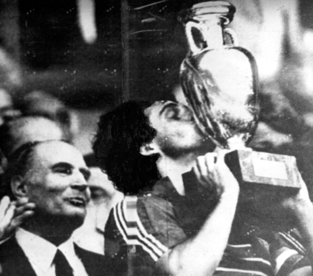 Kapten kesebelasan Perancis, Michel Platini, mencium Piala Henry Delaunay setelah memenangi final Kejuaraan Sepak Bola Eropa di Paris, 23 Mei 1984. 