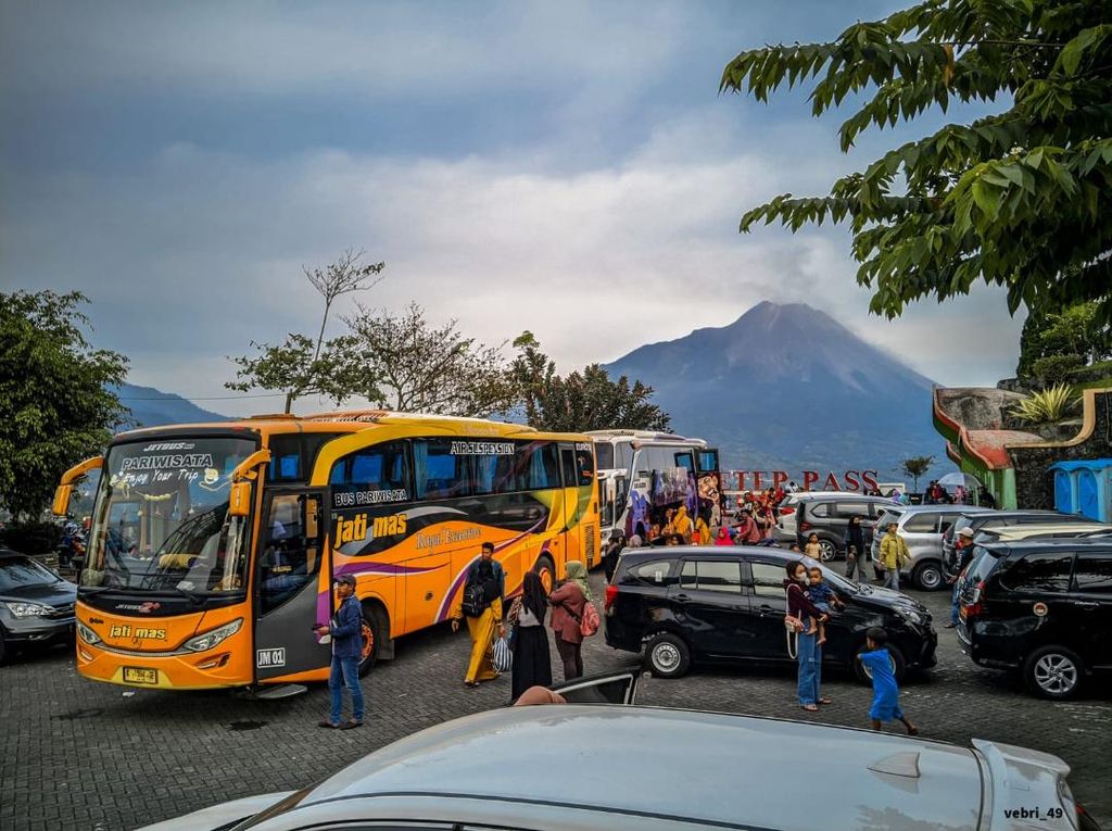 Sejumlah bus membawa rombongan wisatawan berdatangan ke obyek wisata Ketep Pass, Minggu (4/9/2022). Kenaikan harga bahan bakar minyak tidak secara otomatis langsung berdampak pada penurunan jumlah wisatawan.