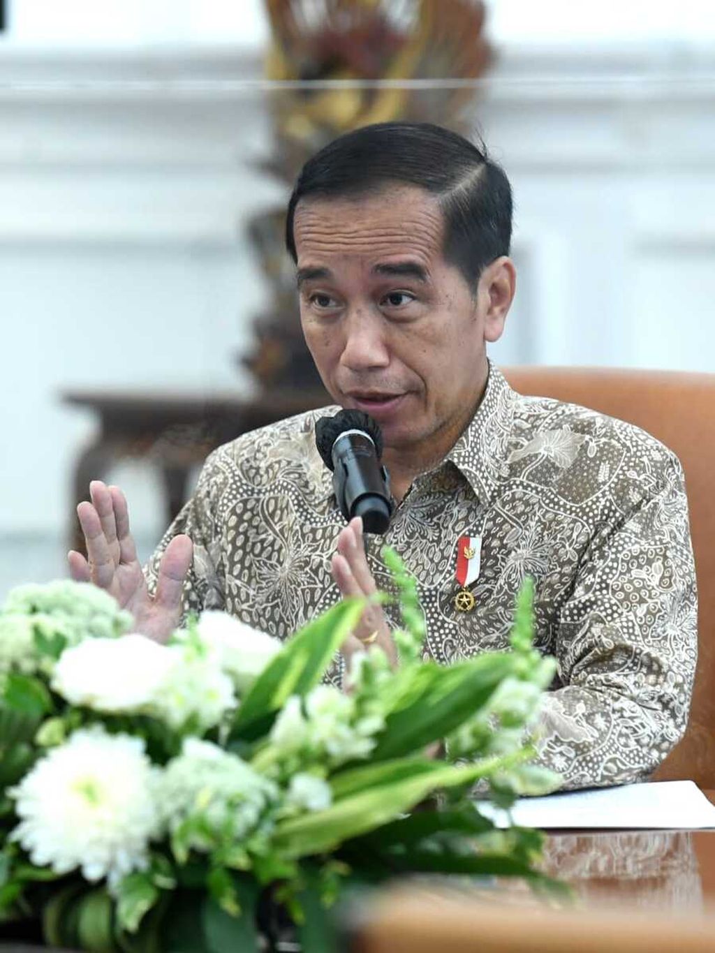 Presiden Joko Widodo memimpin rapat terbatas tentang perbaikan tatanan kebijakan gula nasional di Istana Merdeka, Jakarta, Rabu (20/7/2022).
