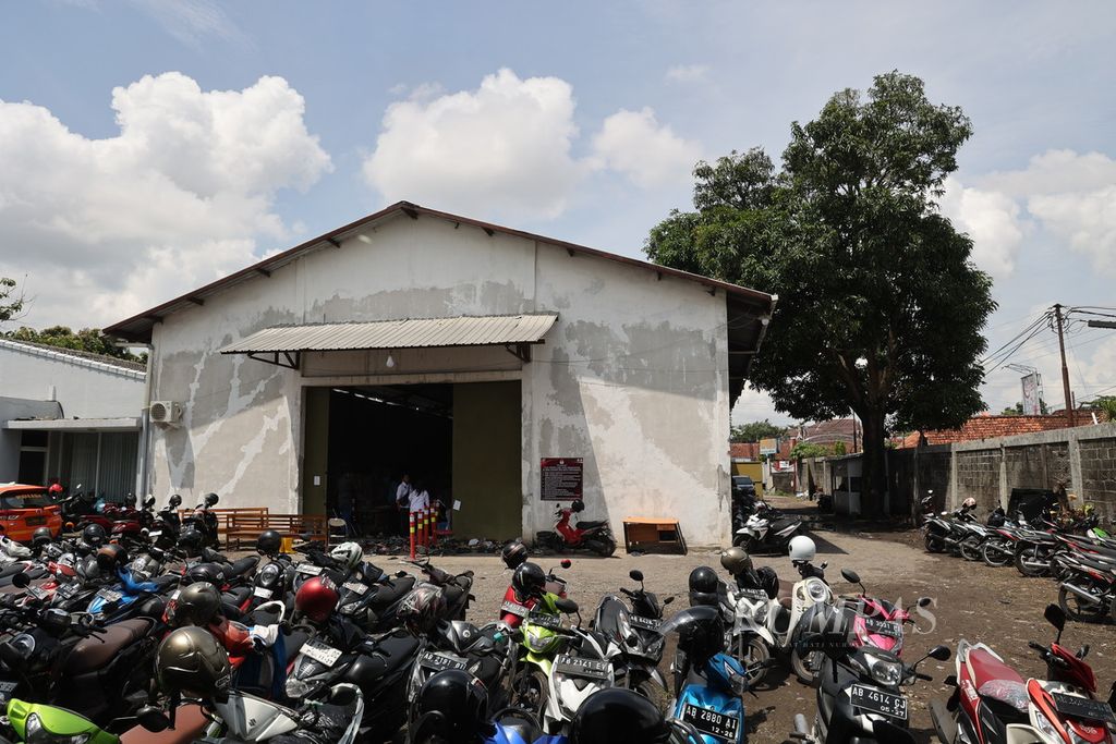 Sepeda motor milik pekerja harian lepas diparkir di belakang gudang KPU Kota Yogyakarta di Kotagede, Yogyakarta, Kamis (11/1/2024). 