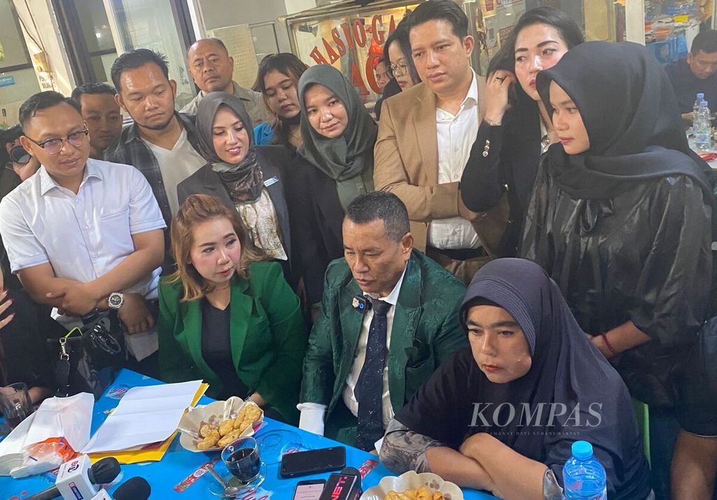 Keluarga Imam Masykur mendatangi Hotman Paris Hutapea di Kelapa Gading, Jakarta Utara, Selasa (5/9/2023).