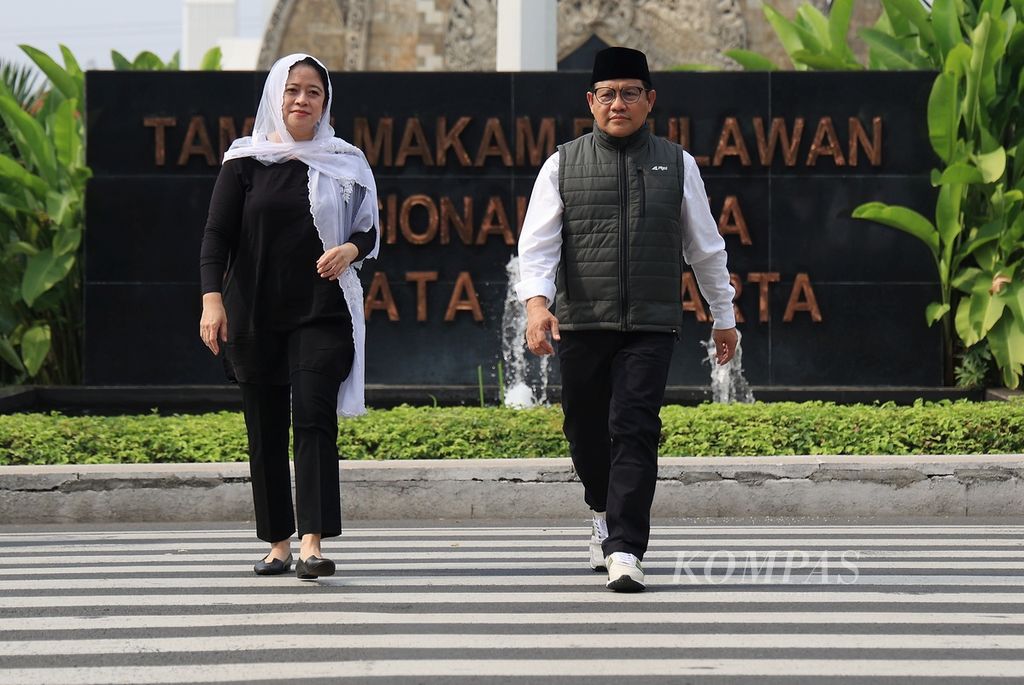 Puan Maharani (kiri) bersama Muhaimin Iskandar seusai ziarah bersama ke makam almarhum Taufiq Kiemas, ayah Puan Maharani, di Taman Makam Pahlawan Kalibata, Jakarta, Minggu (25/9/2022). 