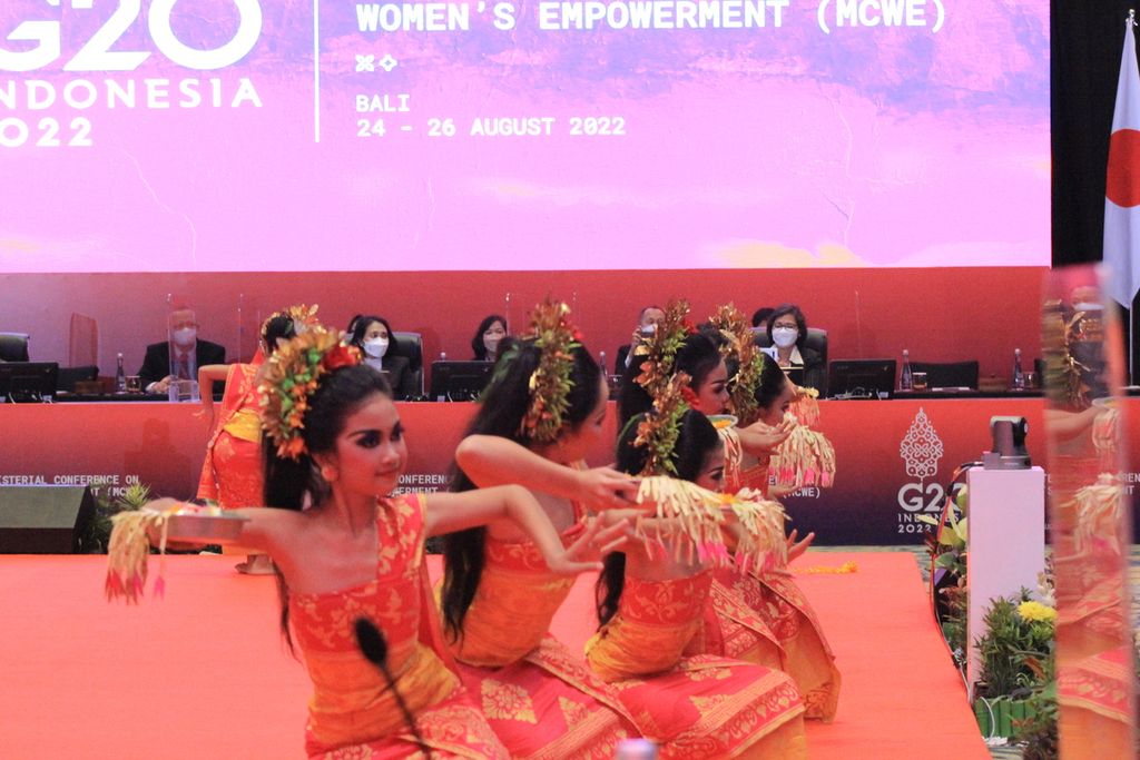 Anak-anak menampilkan tarian Bali dalam Pembukaan Konferensi Tingkat Menteri G20 tentang Pemberdayaan Perempuan (G20 Ministerial Conference on Women’s Empowerment/MCWE), Rabu (24/8/2022), di Nusa Dua, Bali. Konferensi dengan tema Recover Together, Recover Stronger to Close Gender Gap” akan berlangsung hingga Kamis (25/8) secara hibrida.