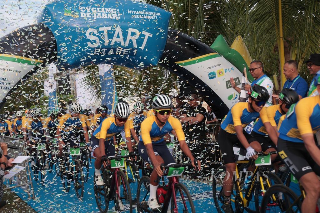 Para pabalap memulai start dilepas Bupati Sukabumi Marwan Hamami (berdiri tiga dari kanan) di kawasan Pantai Palangpang, Ciwaru, Sukabumi, Jawa Barat pada etape pertama Cycling de Jabar 2023, Sabtu (8/7/2023). 