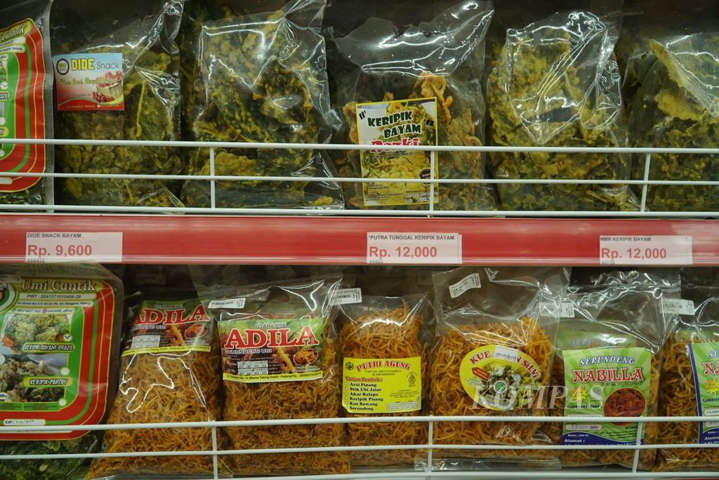 Berbagai macam keripik produksi UMKM yang dijual di Budiman Swalayan cabang Ulak Karang, Kota Padang, Sumatera Barat (Sumbar), Kamis (16/3/2023). Minimarket ataupun toko swalayan menjadi tempat pemasaran produk UMKM lokal di Padang ataupun kabupaten/kota lainnya di Sumbar.