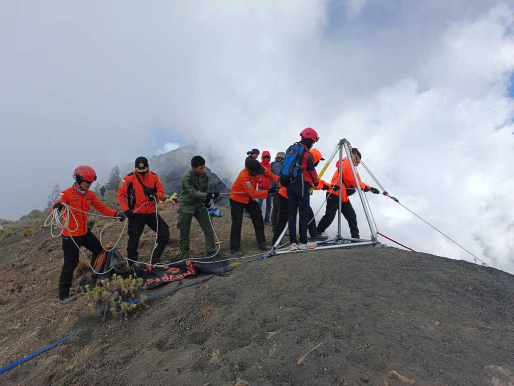 Tim SAR Terpadu dalam proses evakuasi jenazah pendaki Kaifat Rafi Mubarok (16), asal Jakarta, yang terjatuh ke jurang Plawangan, Gunung Rinjani, Pulau Lombok, Nusa Tenggara Barat, Selasa (8/10/2024). Jenazah korban ditemukan setelah operasi SAR selama delapan hari dan dibantu dengan <i>drone thermal</i>.