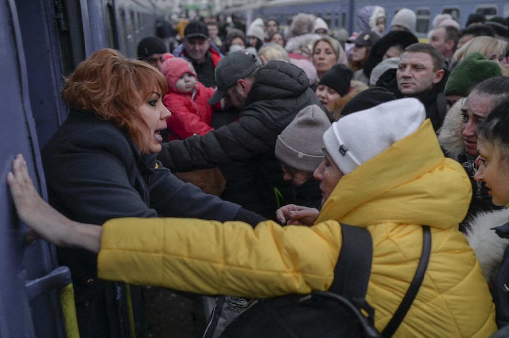 Orang-orang bergegas naik ke kereta evakuasi di stasiun pusat di Odessa, Ukraina, Senin (7/3/2022). Anak-anak, wanita, dan warga lansia mendominasi gelombang pengungsi yang meninggalkan Ukraina.