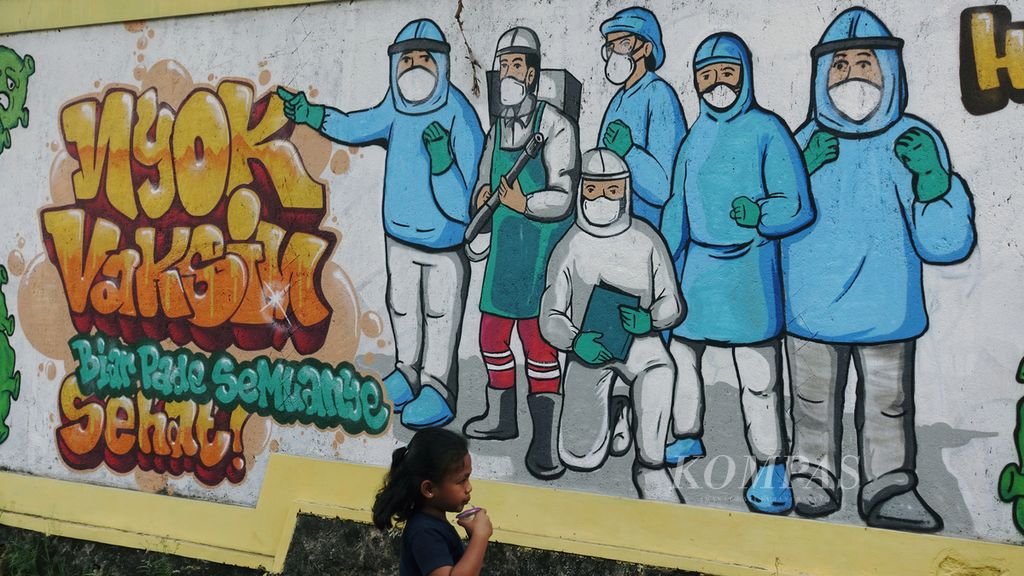 Warga melintasi mural ajakan untuk vaksinasi di Kelurahan Jatibening Baru, Pondok Gede, Kota Bekasi, Jawa Barat, Minggu (18/9/2022). 