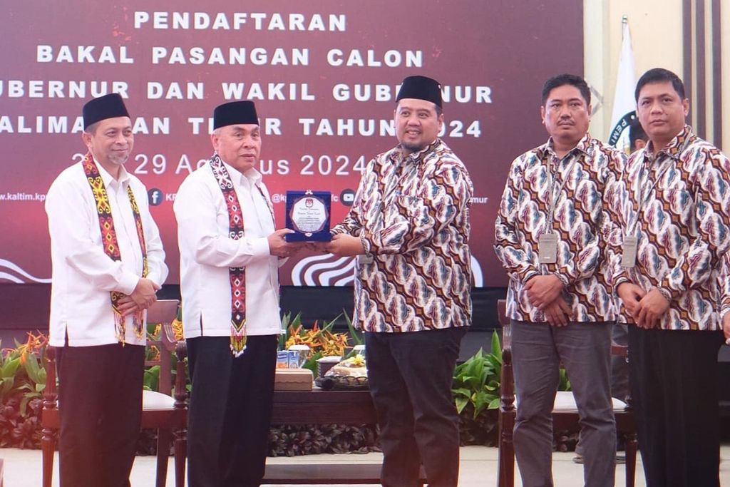 Isran Noor dan Hadi Mulyadi (berkemeja putih) mendaftar sebagai bakal pasangan calon gubernur dan wakil gubernur Kalimantan Timur dalam Pilkada 2024 ke KPU Kaltim di Samarinda (28/8/2024).