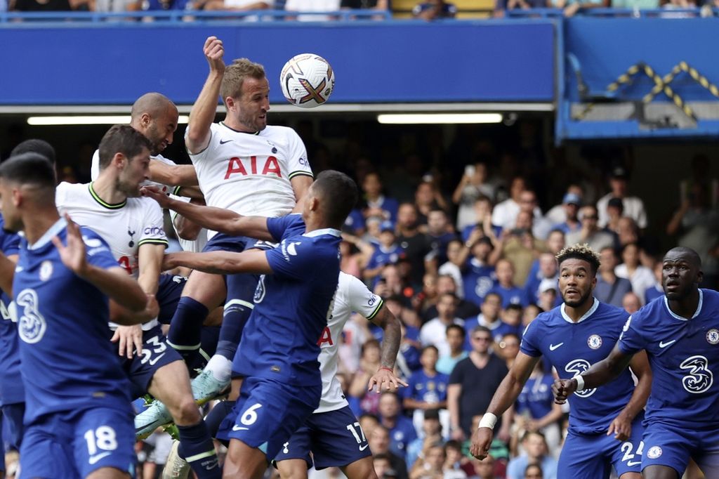 Pemain Tottenham Hotspur Harry Kane (tengah atas) menyundul bola ke gawang Chelsea untuk menciptakan gol kedua bagi timnya, pada laga Liga Inggris di Stadion Stamford Bridge, London, Minggu (14/8/2022). Laga itu berakhir dengan skor 2-2. 