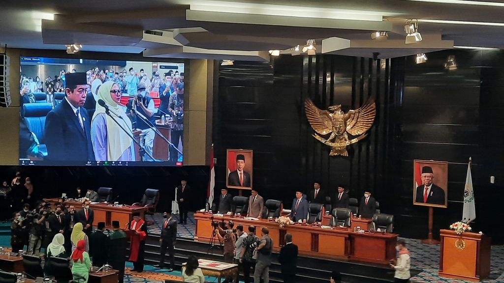 Rani Mauliani dari Fraksi Partai Gerindra (kanan) dan Khoirudin (kiri) dilantik sebagai Wakil Ketua DPRD DKI Jakarta sisa masa jabatan 2019-2024. Pelantikan dilakukan dalam Rapat Paripurna DPRD DKI Jakarta, Kamis (2/6/2022).