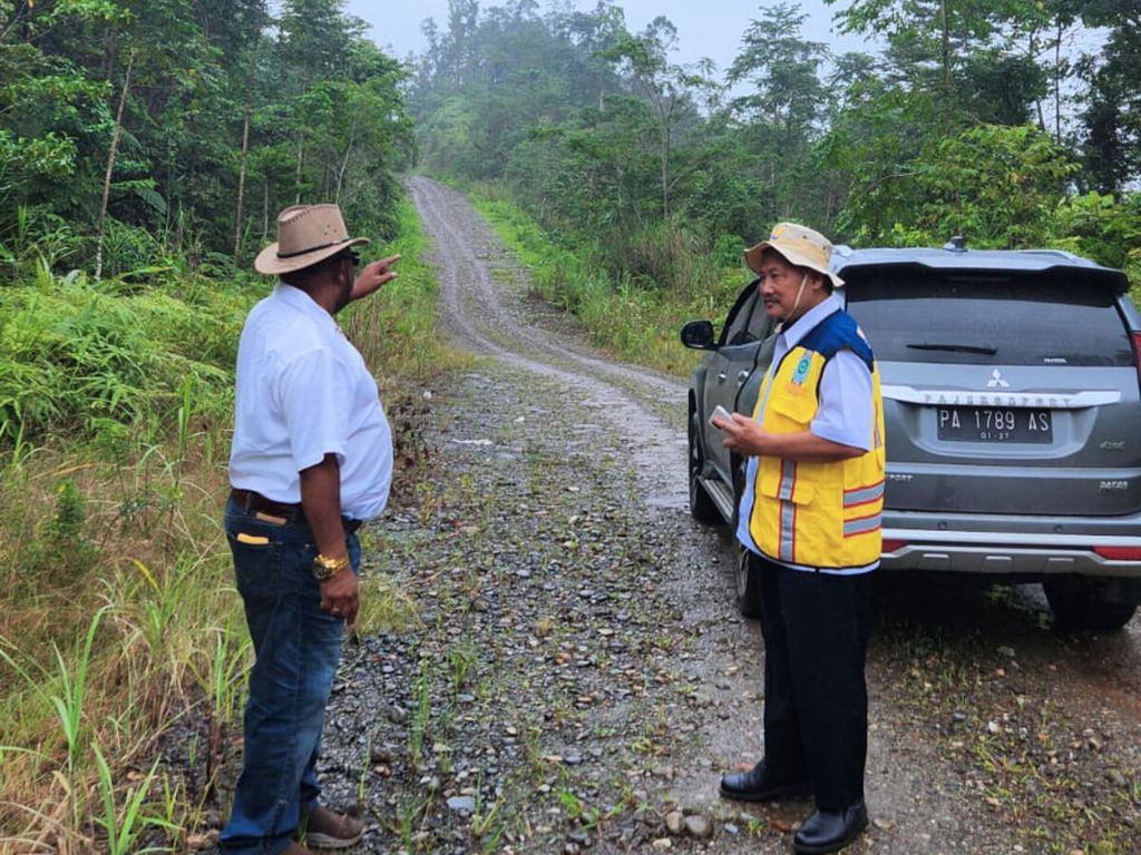 Tampak salah satu lokasi di jalan nasional ruas Timika-Waghete di perbatasan Kabupaten Mimika dan Kabupaten Deiyai, Papua Tengah, yang belum teraspal pada 3 Agustus 2023. Panjang ruas jalan ini mencapai 224,8 kilometer.