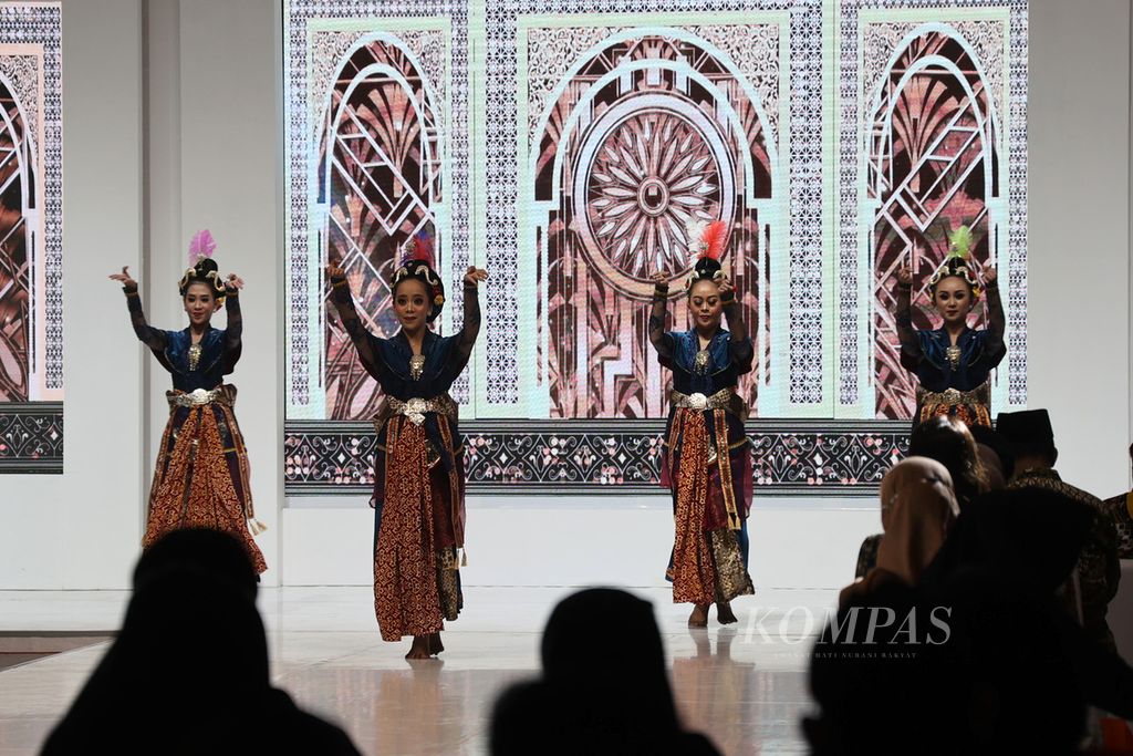 Sejumlah penari tampil dalam acara pembukaan Jogja Fashion Week di Jogja Expo Center, Yogyakarta, Jumat (26/8/2022). Jogja Fashion Week pada tahun ini diikuti 145 perancang busana dari dalam negeri. Kegiatan ini digelar untuk mendorong pertumbuhan industri kreatif di bidang busana.
