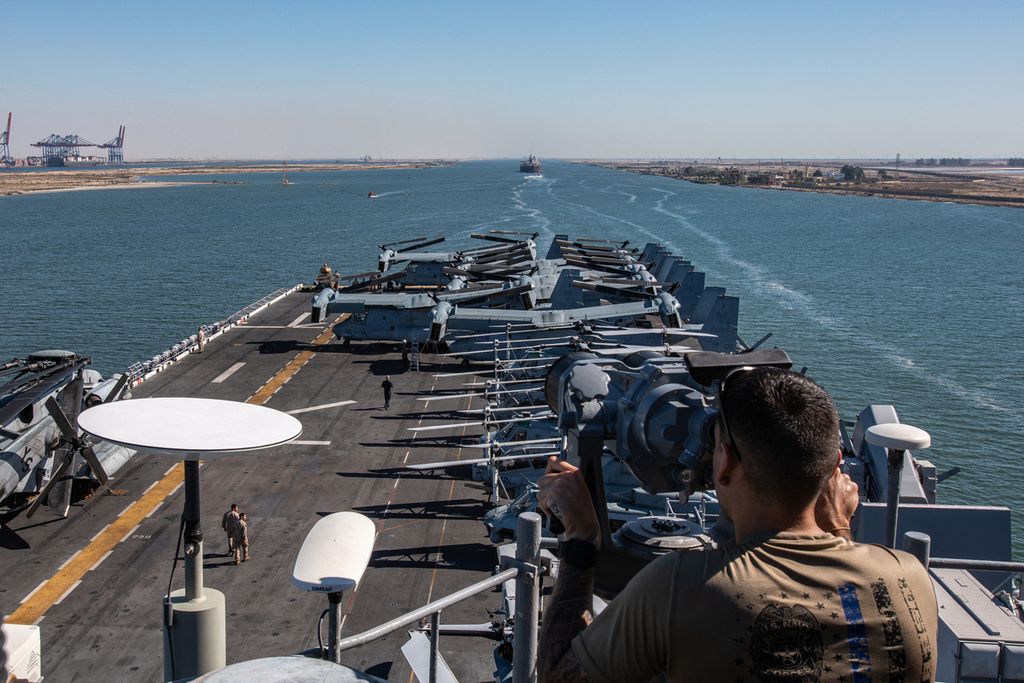 Dalam foto yang dirilis oleh Defence Visual Information Distribution Service pada Minggu (6/8/2023) memperlihatkan seorang pelaut AS tengah mengamati dari geladak kapal pendarat amfibi USS Bataan saat melakukan transit di Terusan Suez.