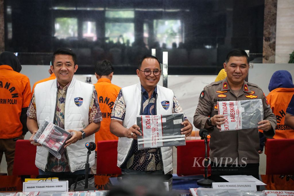 Kasubdit II Direktorat Tindak Pidana Siber Komisaris Besar Rizki Agung Prakoso, Wakil Direktur Tindak Pidana Siber Bareskrim Polri Komisaris Besar Dani Kustoni, dan Kepala Biro Penerangan Masyarakat Divisi Humas Polri Brigadir Jenderal (Pol) Ahmad Ramadhan (dari kiri ke kanan) menunjukkan barang bukti kasus judi daring kepada wartawan di kantor Bareskrim Polri, Jakarta, Jumat (8/9/2023). Bareskrim Polri menangkap 11 tersangka kasus judi daring di Denpasar, Bali,  Kamis (7/9/2023). Dari para tersangka yang mengelola situs judi Oto88 tersebut, polisi menyita barang bukti berupa 12 laptop, 21 ponsel, dan satu kotak kartu SIM. 