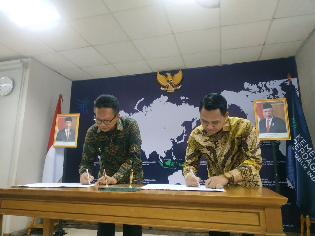 Pelaksana Tugas Kepala Bappebti Didid Noordiatmoko dan Ketua Umum Aspakrindo Teguh Kurniawan Harmanda (kiri ke kanan) saat acara penandatanganan perjanjian kerja sama antara Bappebti dan Aspakrindo di Gedung Bappebti, Jakarta, Kamis (5/1/2023).