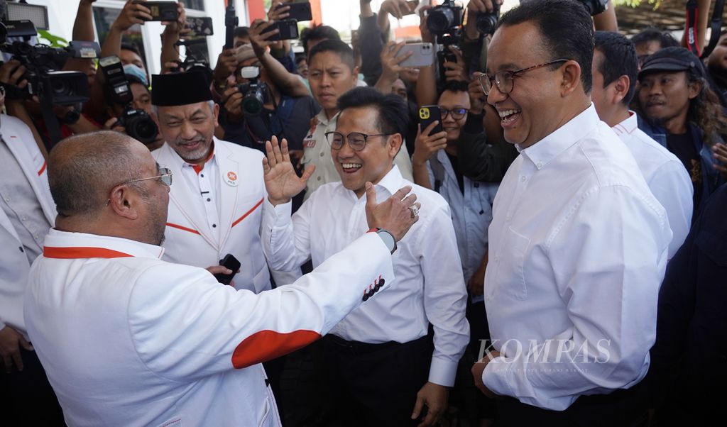 Bakal calon presiden Anies Baswedan (kanan) dan bakal calon wakil presiden Muhaimin Iskandar (kedua dari kanan) disambut Presiden Partai Keadilan Sejahtera (PKS) Ahmad Syaikhu (kedua dari kiri) dan Sekretaris Jenderal PKS Aboe Bakar Al-Habsyi (kiri) saat tiba di kantor DPP PKS, Jakarta, Selasa (12/9/2023). 