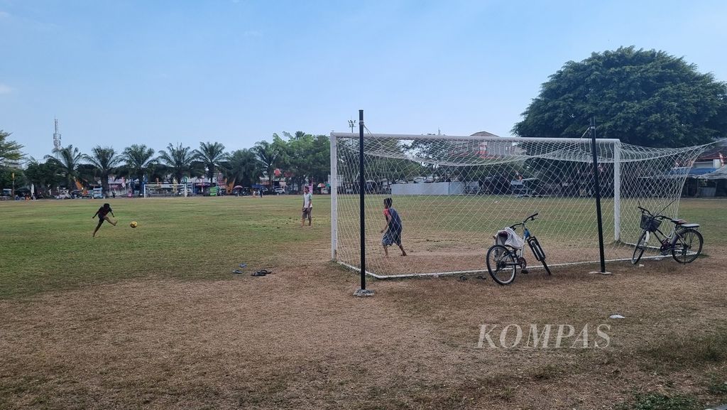 Anak-anak bermain sepak bola di Lapangan Gulun, Kota Madiun, Jawa Timur, Sabtu (22/7/2023). Lapangan itu menjadi lokasi latihan skuad PSM Madiun setiap menghadapi kompetisi.