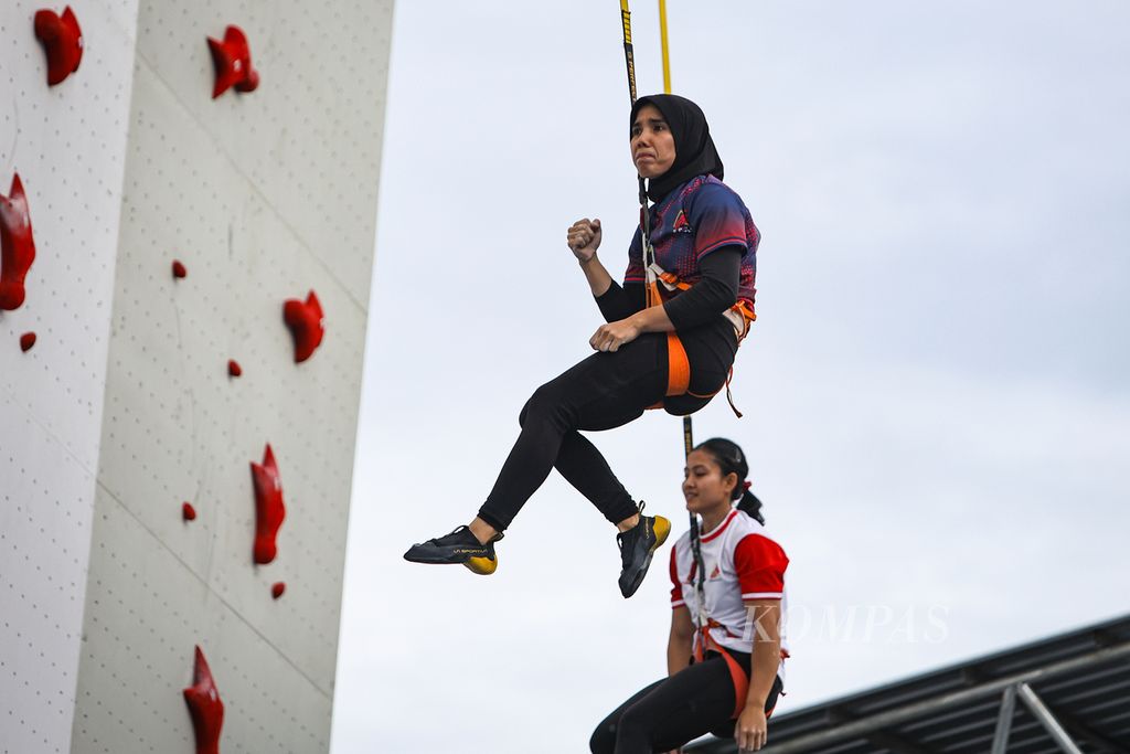 Atlet panjat tebing Banten, Rajiah Sallsabillah (kiri), menahan haru setelah mengalahkan atlet panjat tebing Bali, Desak Made Rita Kusuma Dewi, pada final panjat tebing <i>speed </i>perseorangan PON Aceh-Sumut 2024 di Kompleks Stadion Harapan Bangsa, Banda Aceh, Aceh, Rabu (11/9/2024). Rajiah Sallsabillah berhasil meraih medali emas dengan catatan waktu 6,22 detik.