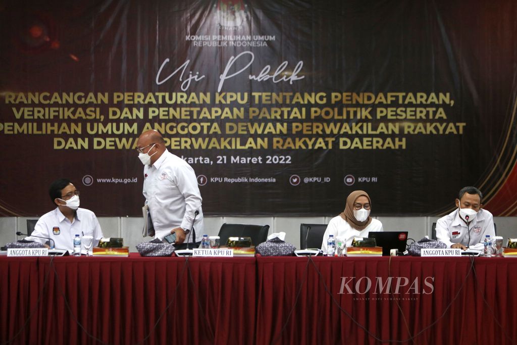 Ketua KPU Ilham Saputra (dua dari kiri) bersama anggota komisioner KPU lainnya hadir saat Uji Publik Rancangan Peraturan KPU tentang Pendaftaran, Verifikasi, dan Penetapan Partai Politik Peserta Pemilu Anggota DPR dan DPRD di Kantor KPU, Jakarta, Senin (21/3/2022). Secara umum, rancangan peraturan KPU ini masih sama dengan yang sebelumnya karena UU Pemilu tidak berubah. 
