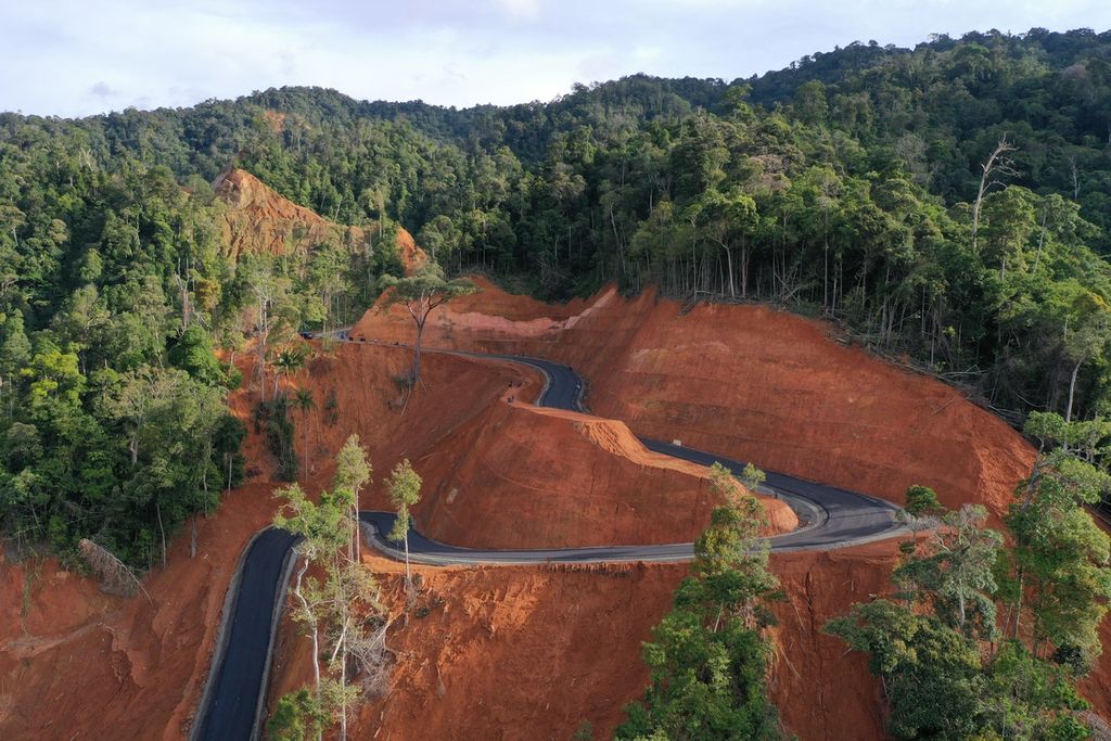 Pembangunan jalan lintas Jantho (Aceh Besar)-Lamno (Aceh Jaya). 