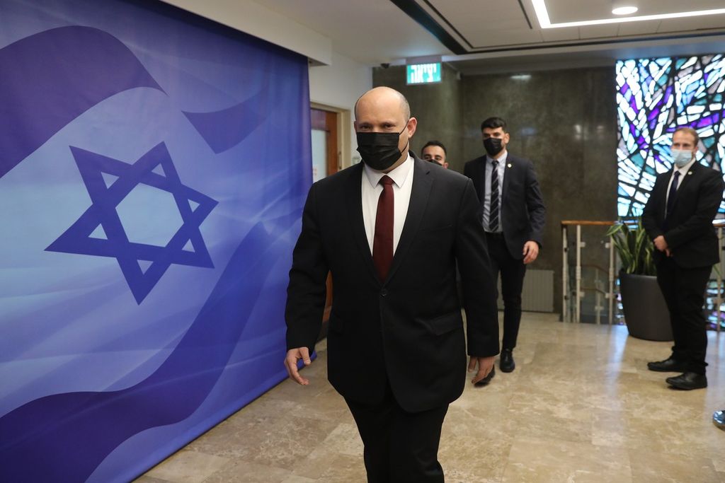 Perdana Menteri Israel Naftali Bennet tiba di kantor perdana menteri di Jerussalem untuk rapat kabinet, Minggu (27/3). (Abir Sultan/Pool via AP)