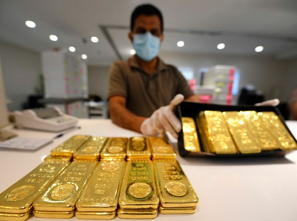 Batangan emas di sebuah toko di Dubai Gold Souk, Dubai, Uni Emirat Arab, pada 13 Mei 2020.