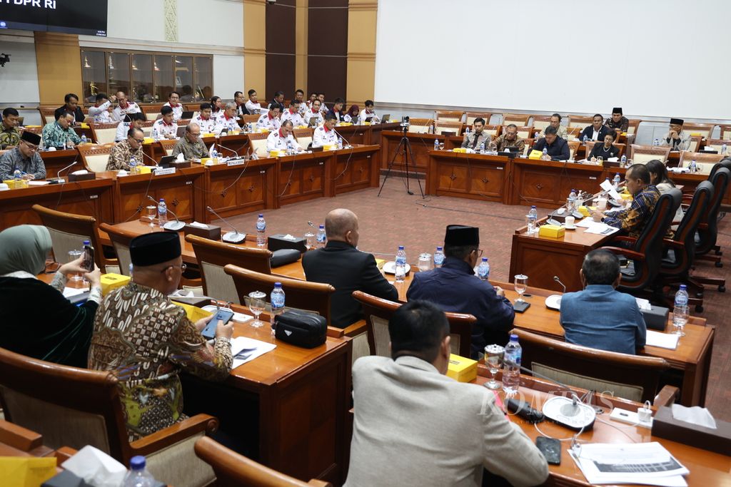 Suasana rapat kerja Komisi I DPR dengan Menteri Komunikasi dan Informatika Budi Arie Setiadi dan Kepala Badan Siber dan Sandi Negara (BSSN) Hinsa Siburian di Kompleks Parlemen, Senayan, Jakarta, Kamis (27/6/2024). Pemanggilan Menkominfo dan Kepala BSSN oleh Komisi I tersebut terkait serangan <i>ransomware </i>di Pusat Data Nasional Sementara. 