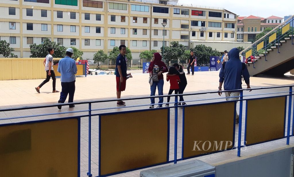 Warga Kamboja datang ke stadion bahkan jauh sebelum pertandingan tim negaranya dimulai pada Kamis (4/5/2023). Mereka mengajak seluruh keluarga untuk menyaksikan pertandingan di SEA Games Kamboja 2023.