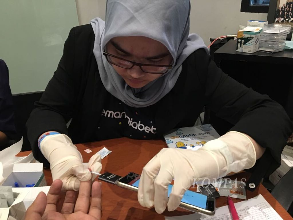Tim Teman Diabetes menyediakan pengecekan gula darah gratis pada acara peluncuran aplikasi di Jakarta, Jumat (10/8/2018).