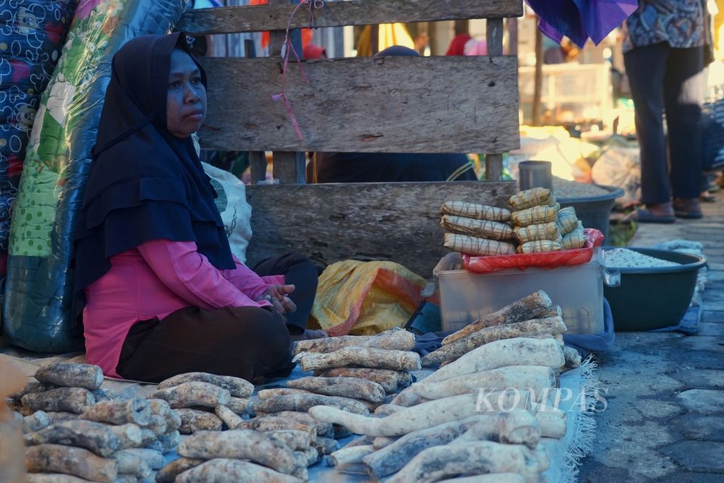 Pedagang menjajakan ubi, jagung, dan berbagai olahan pangan lokal lainnya di Pasar Lawa, Kelurahan Wamelai, Muna Barat, Sulawesi Tenggara, Jumat (25/8/2023). 