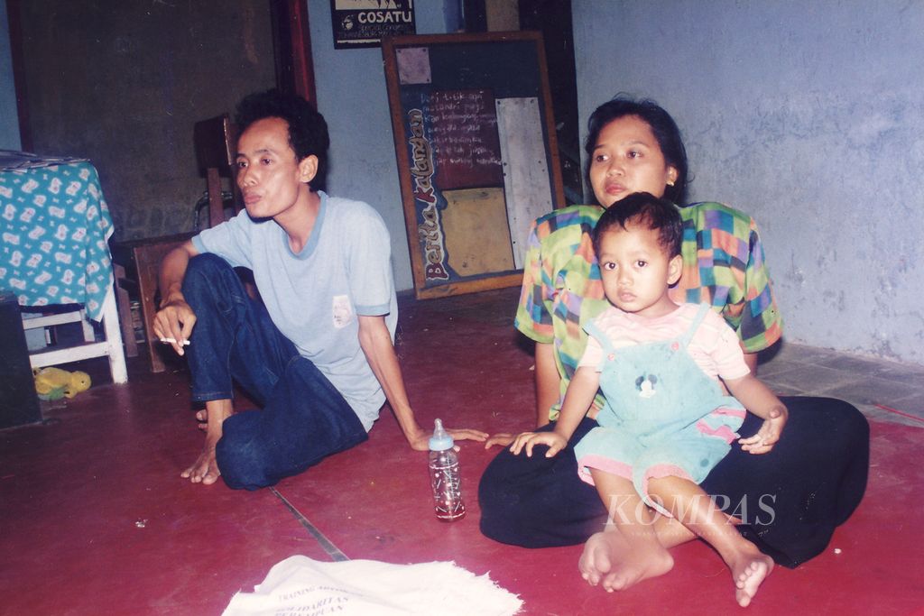 Keluarga Wiji Thukul, Sipon, dan anaknya, Fajar Merah, saat berusia 4 tahun.