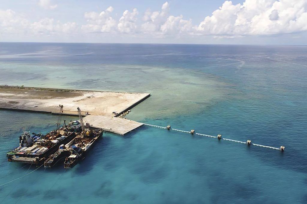 Foto yang dikeluarkan Pasukan Pertahanan Nasional Filipina, 9 Juni 2020, ini memperlihatkan sebuah kapal membawa bahan bangunan yang akan digunakan untuk membangun Pulau Thitu, sebuah pulau di Laut Fipilina Barat yang diklaim masuk dalam wilayah teritorial Filipina. 