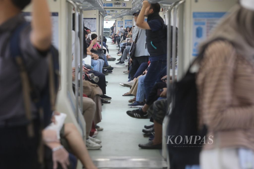 Suasana kabin kereta Lintas Rel Terpadu Jakarta-Bogor-Depok-Bekasi (LRT Jabodebek) ruas Bekasi-Dukuh Atas, Selasa (29/8/2023). LRT Jabodebek baru saja diresmikan Presiden Joko Widodo pada Senin (28/8) kemarin. Masyarakat antusias menjajal moda transportasi ini, baik sekadar untuk memenuhi rasa ingin tahu maupun karena kebutuhan. Untuk tahap awal, jam operasional LRT Jabodebek masih terbatas. Moda transportasi tanpa masinis ini beroperasi mulai pukul 05.09 WIB sampai dengan pukul 18.39 WIB. 