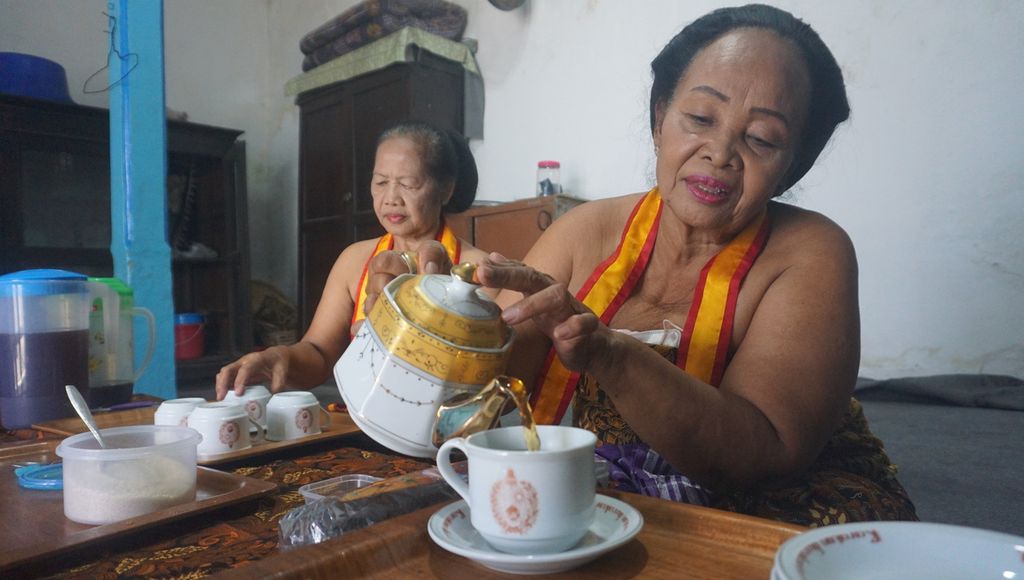 Abdi dalem menuangkan teh yang akan disajikan kepada kerabat Keraton Kasunanan Surakarta, di Kota Surakarta, Jawa Tengah, Rabu (17/8/2022). 