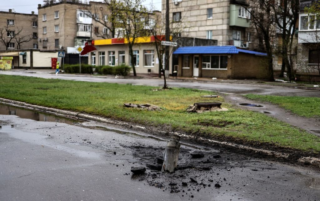 Sisa rudal yang tertancap di jalanan di Sievierodonesk di wilayah Donbas, Ukraina timur, 13 April 2022. Pasukan Rusia mengintensifkan serangan untuk merebut kota-kota di wilayah tersebut. 