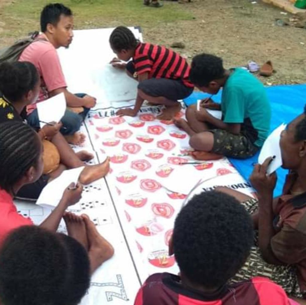 Inisiator Literasi for Everyone, Kurniawan Patma, melatih menulis anak-anak di Kampung Sawanawa, Kabupaten Keerom, Papua.