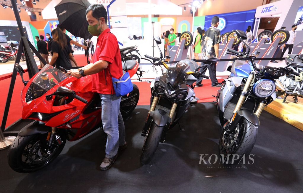 Salah satu stan motor listrik sport mewah Energica dalam pameran otomotif Indonesia Motorcycle Show (IMOS) 2022 di Jakarta Convention Center (JCC), Senayan, Rabu (2/11/2022).